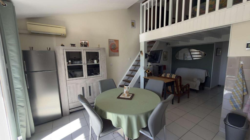 AIG186 Charmant T2 Mezzanine avec terrasse ensoleillée Parking Wifi et Clim - 4