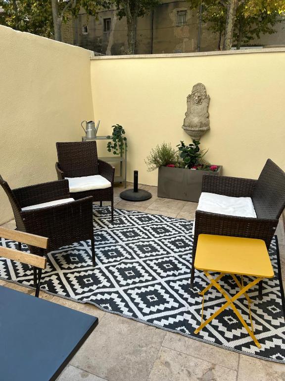 App Terrasse - St-Rémy Conciergerie Maurin - 1