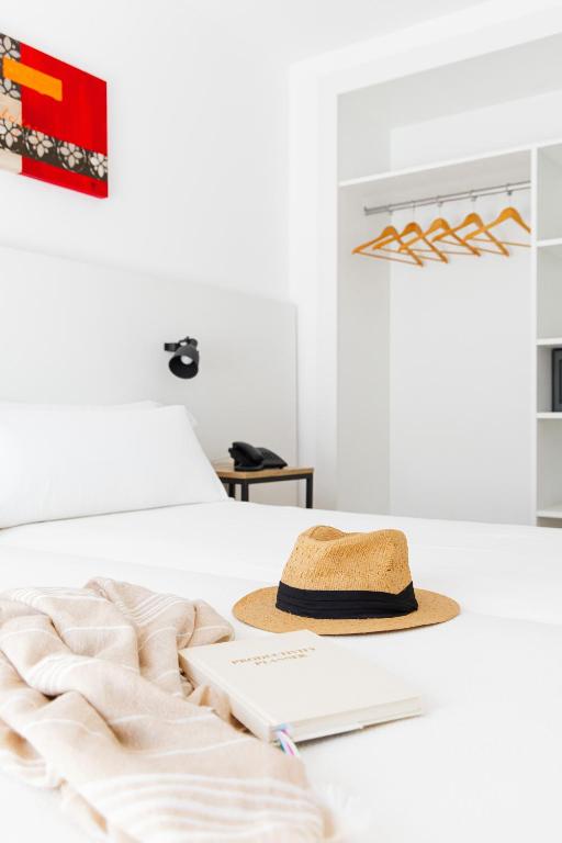 Hotel Miami Calella - El de siempre, como nunca — Hotel rooms in Calella, Catalonia