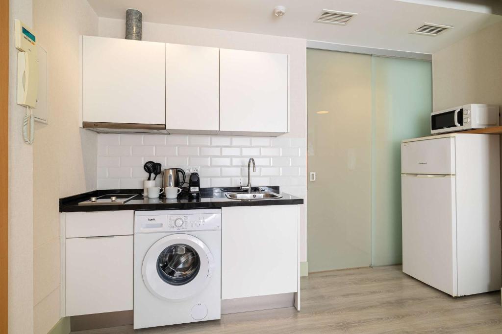 Bright Ground Floor Apt - 700m to Beach - 5