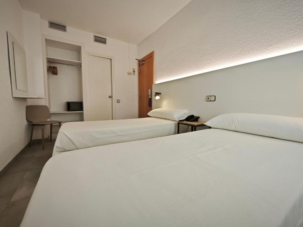 Hotel Miami Calella - El de siempre, como nunca — Hotel rooms in Calella, Catalonia