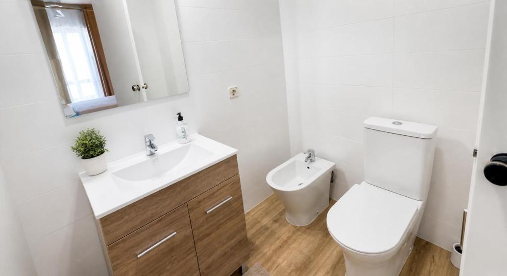 Air-conditioned 2-bedroom apartment with pool and beach access - 4