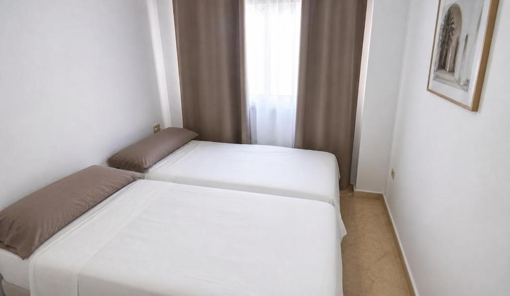 Air-conditioned 2-bedroom apartment with pool and beach access - 5