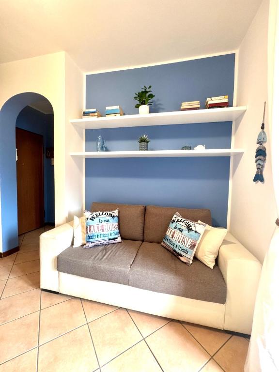 Azzurra Charming Apartment • Walk to Lake - 4