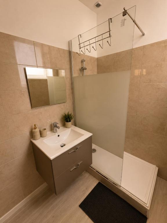 Escale sereine à Lourdes, appartement calme entre gare et sanctuaire à pied - 4