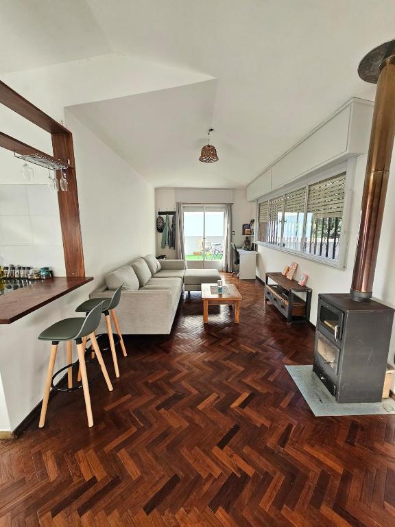 Apartamento con gran balcón frente a parque - 2