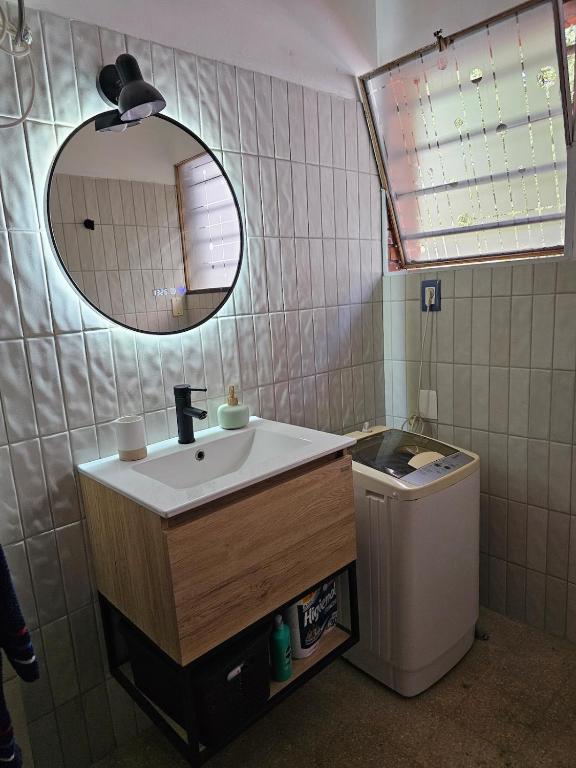 Apartamento con gran balcón frente a parque - 3