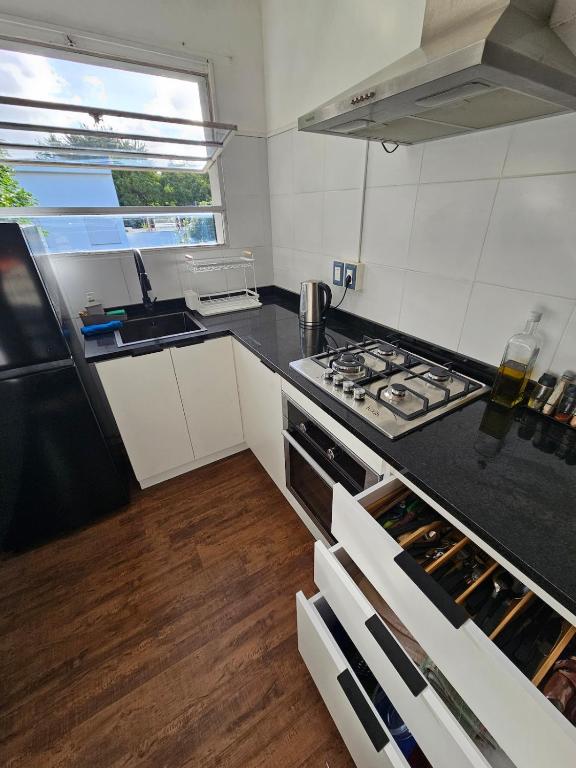 Apartamento con gran balcón frente a parque - 1