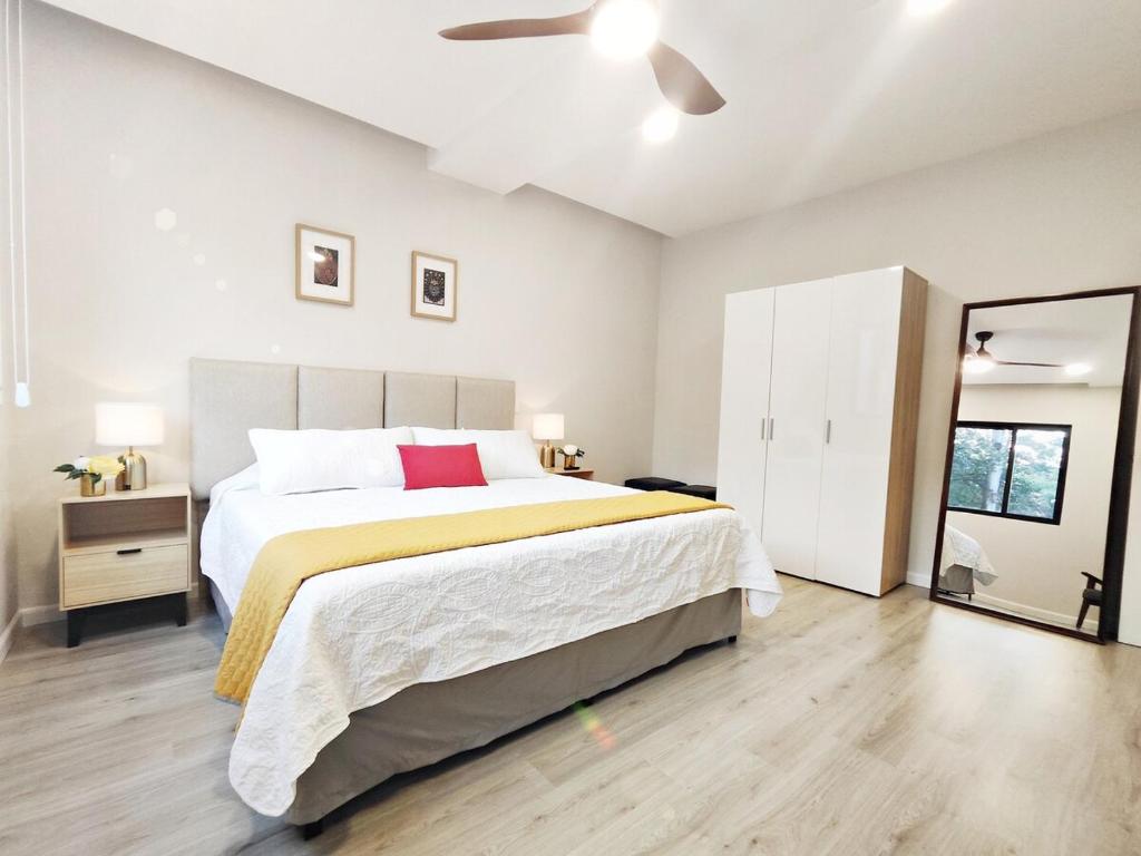 Conchita 3 MaiaHome Condesa Boutique King Bed - 1