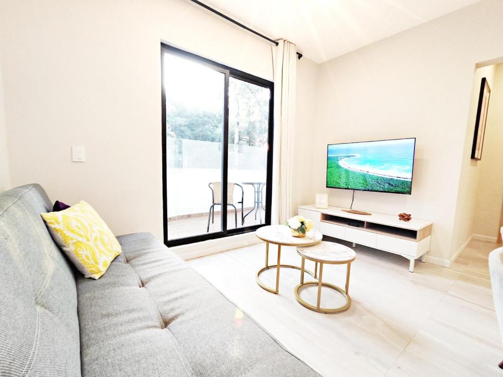 Conchita 3 MaiaHome Condesa Boutique King Bed - 2