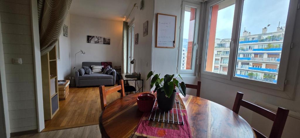 Grenoble Foch, 1bedroom apartment kitchen, unobstructed view, tram, train station, shops - 2