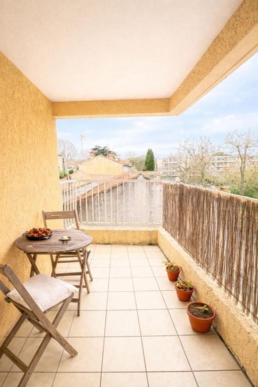 Nice studio apartment with terrace & parking Arceaux - 1