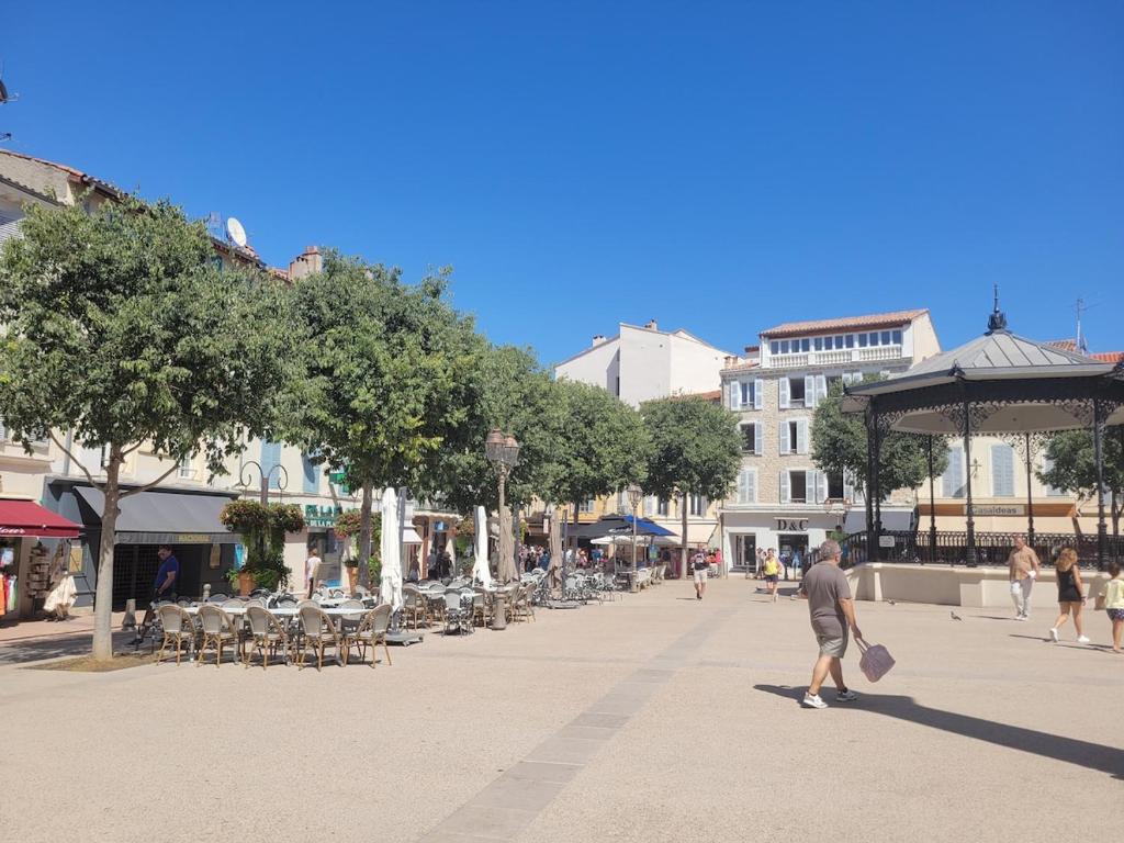 Beautiful 2 bedrooms appartment in Antibes old city - 1