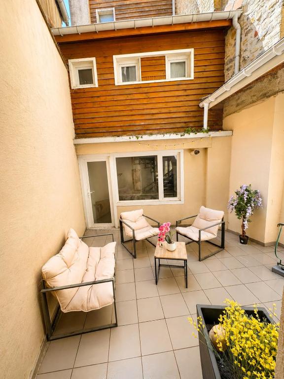 HYPER CENTRE, REMPARTS, VIEILLE VILLE , COSY, possible tout faire à pieds - 2