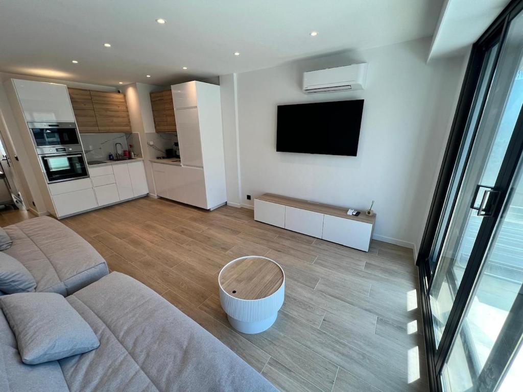 Sea view, downtown Juan-les-Pins - 1
