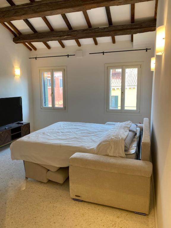 Canal View Flat Modern Design in Venice Palace - 5
