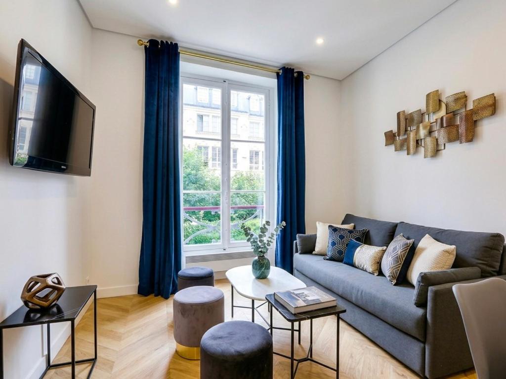 UrbanFlat 92 - Fresh 2 Bedroom Apartment in the center of Paris - 1