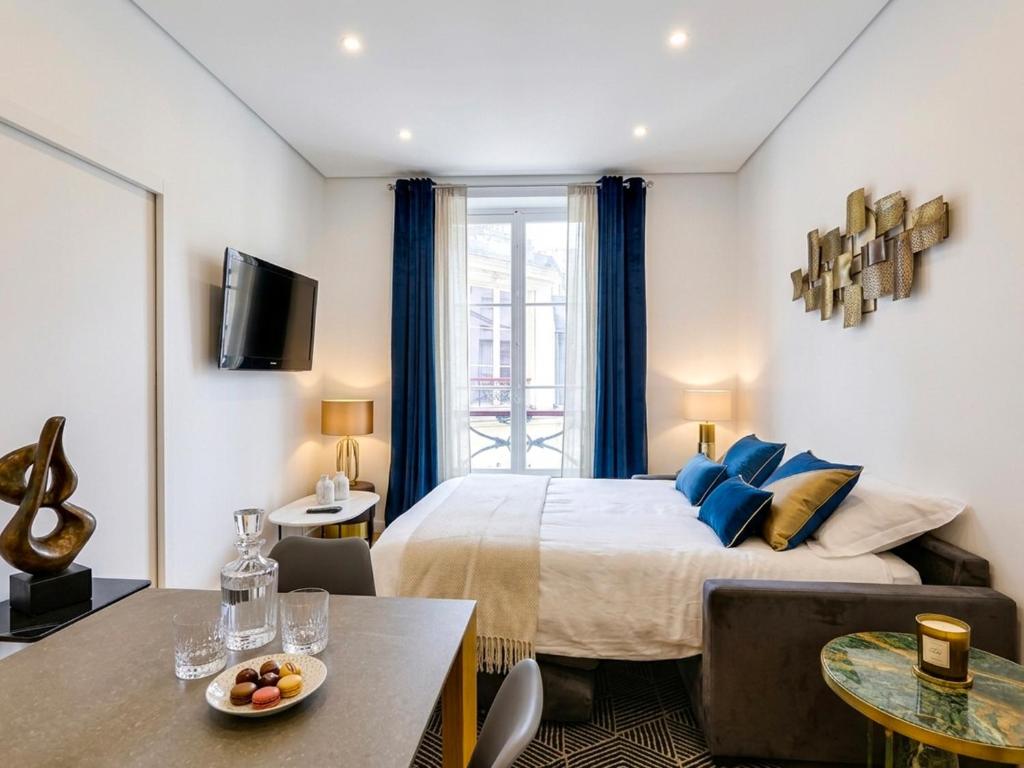UrbanFlat 92 - Fresh 2 Bedroom Apartment in the center of Paris - 2