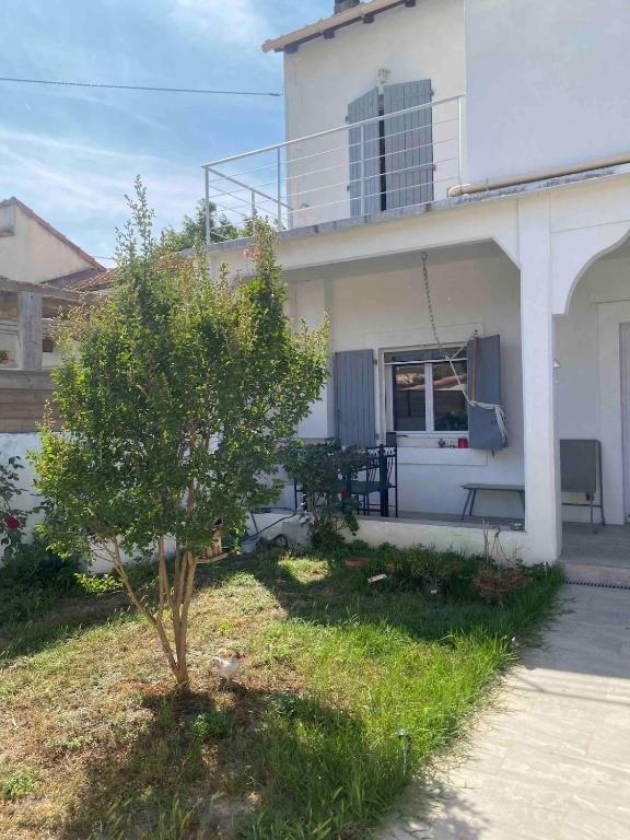 Jolie maison avec jardin proche tour Luma - 2