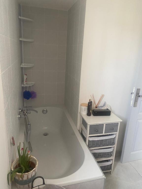 Jolie maison avec jardin proche tour Luma - 3