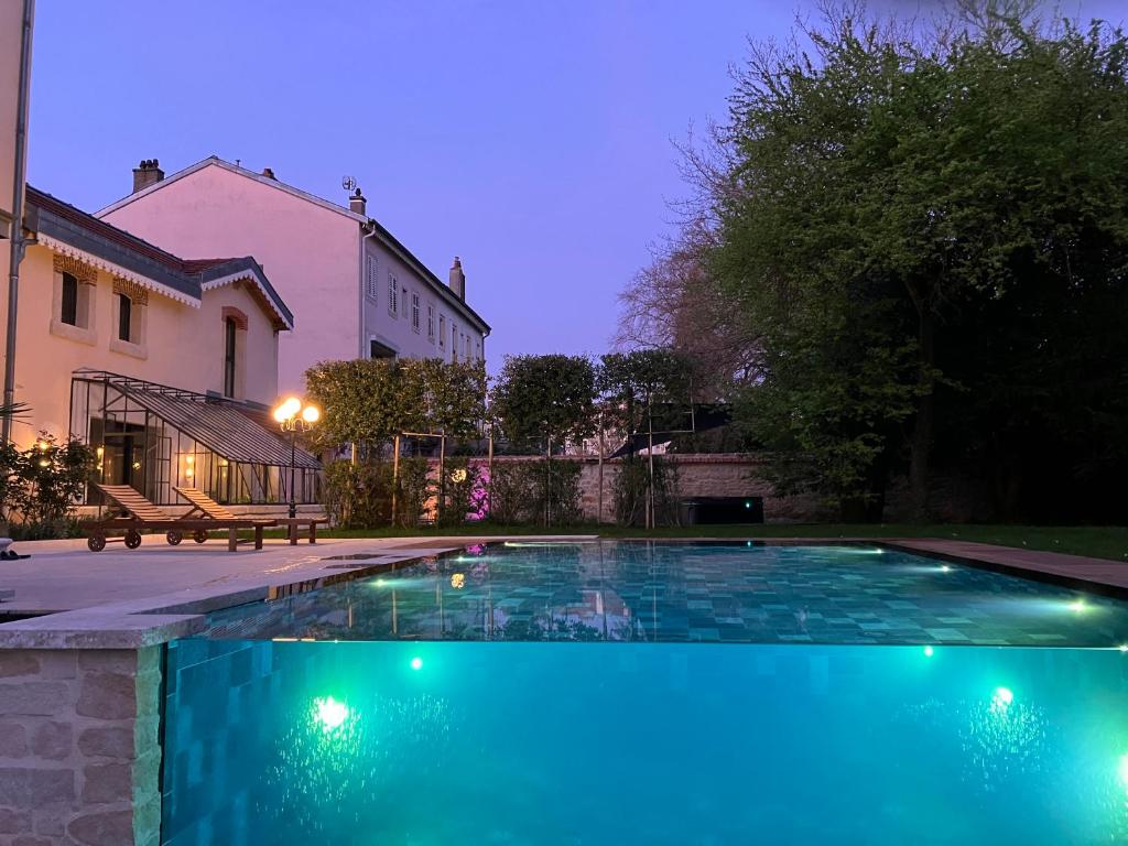 Les Ecuries de Rigny, Suite haut de gamme avec spa privatif et piscine au coeur d'un jardin arboré - 1