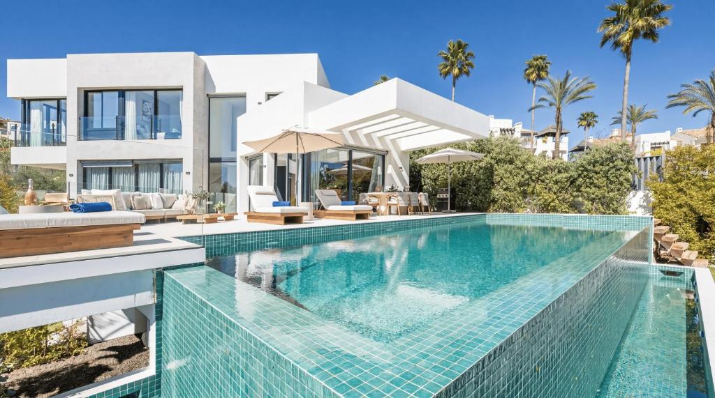 VACATION MARBELLA I Villa Glamour, Brand-New 4BR, Private Infinity Pool, Open Air Cinema, Sea View, Gated Security, Minutes to Golden Mile, - 2