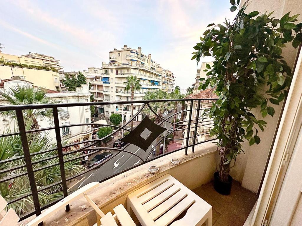 3 pièces 100m2 balcon centre juan 2 pas des plages - 4