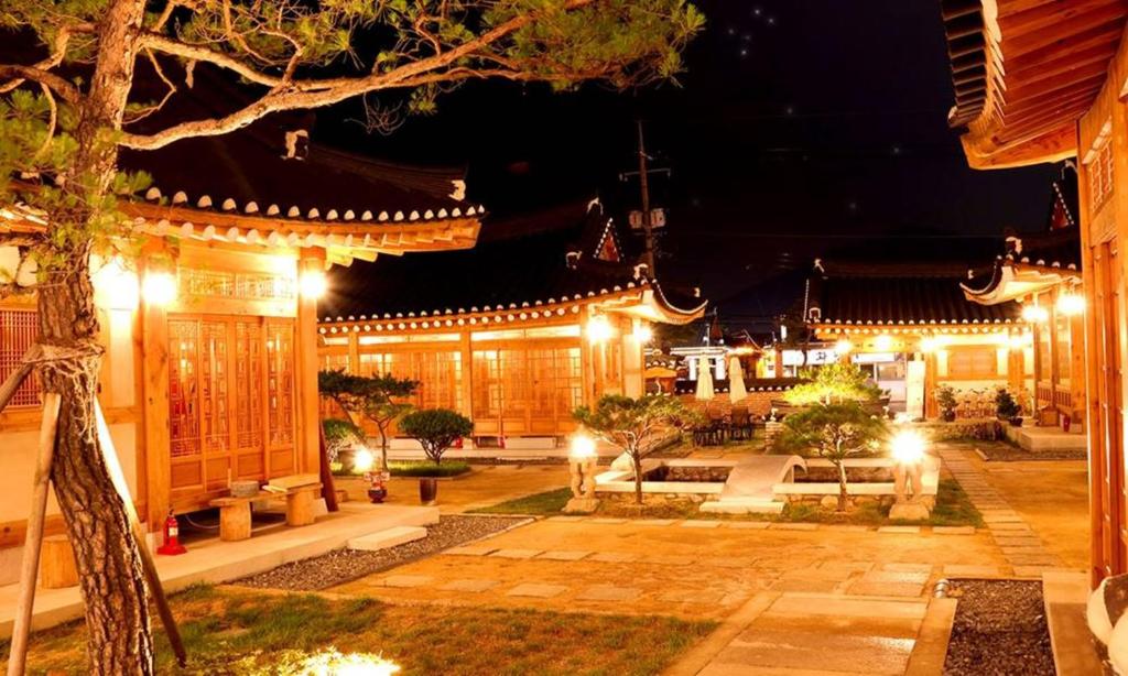 Hwangnamkwan Hanok Guesthouse hotel in Gyeongju-si 한국 rooms location facilities photo 1
