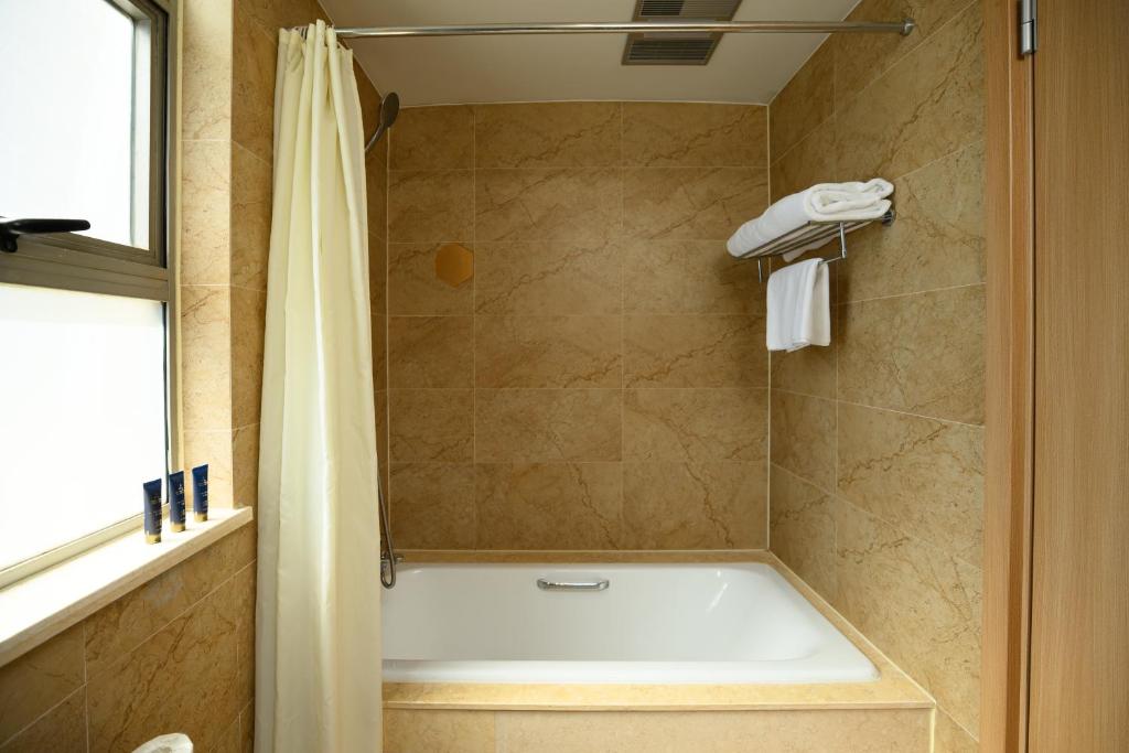 Bathroom, Green Court Residence Jinqiao Diamond Shanghai in Shanghai