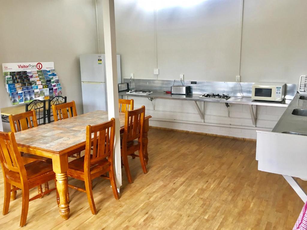 Kitchen, Stratford Kiwi Motels & Holiday Park in Mount Taranaki
