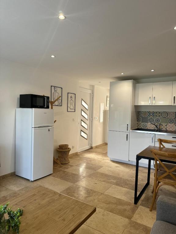 LE TERRACOTTA COTE D'AZUR - Proche PLAGE - Terrasse & Confort - CLIM - Parking et Wifi Gratuit- OFFRE SPECIALE - 2