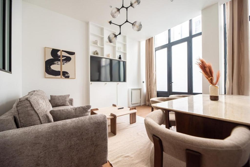 Spacious Apartment in Paris with AC - 2