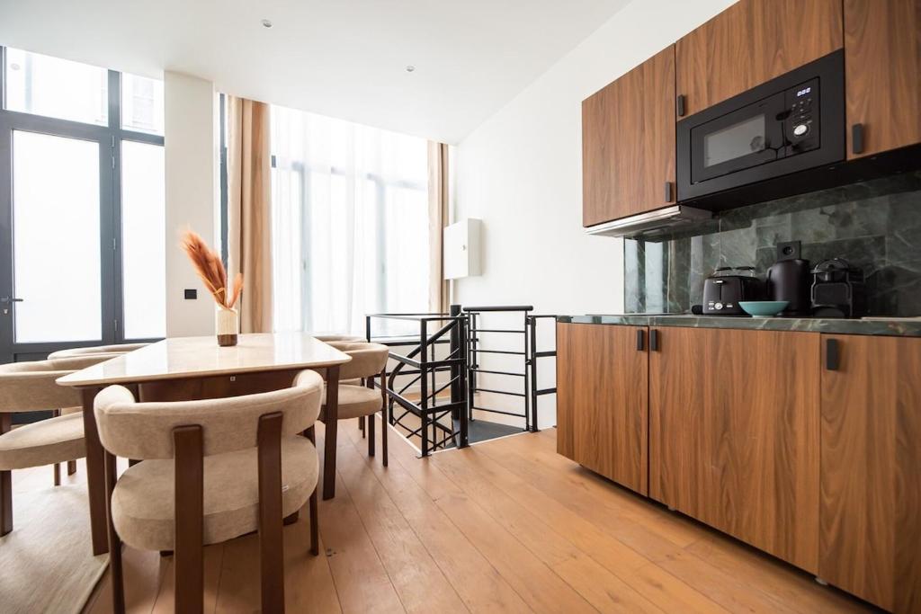 Spacious Apartment in Paris with AC - 4