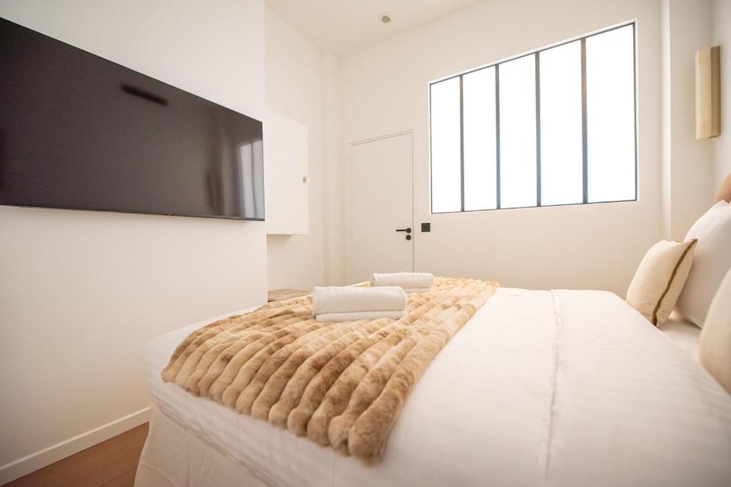 Modern Apartment in Paris with AC - 3