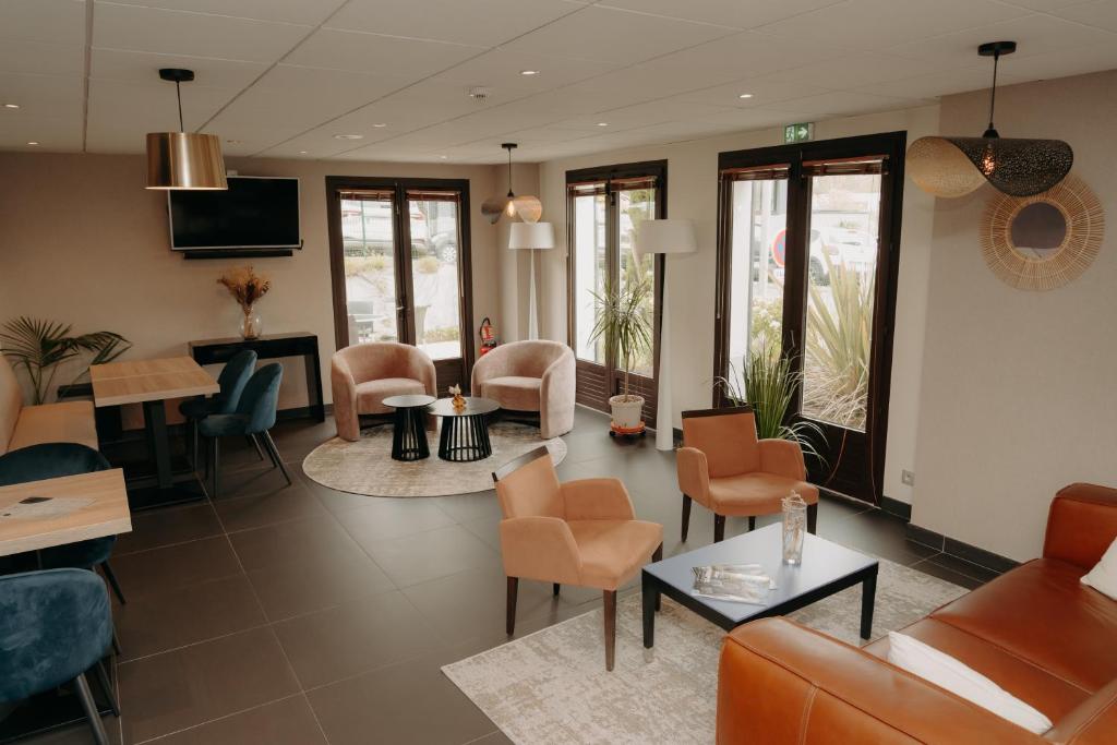 Shared lounge/TV area