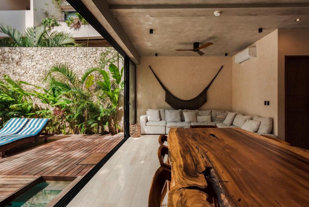 Luxury 5 Bedroom Pool Tiki Bar & Outdoor Gym - 4