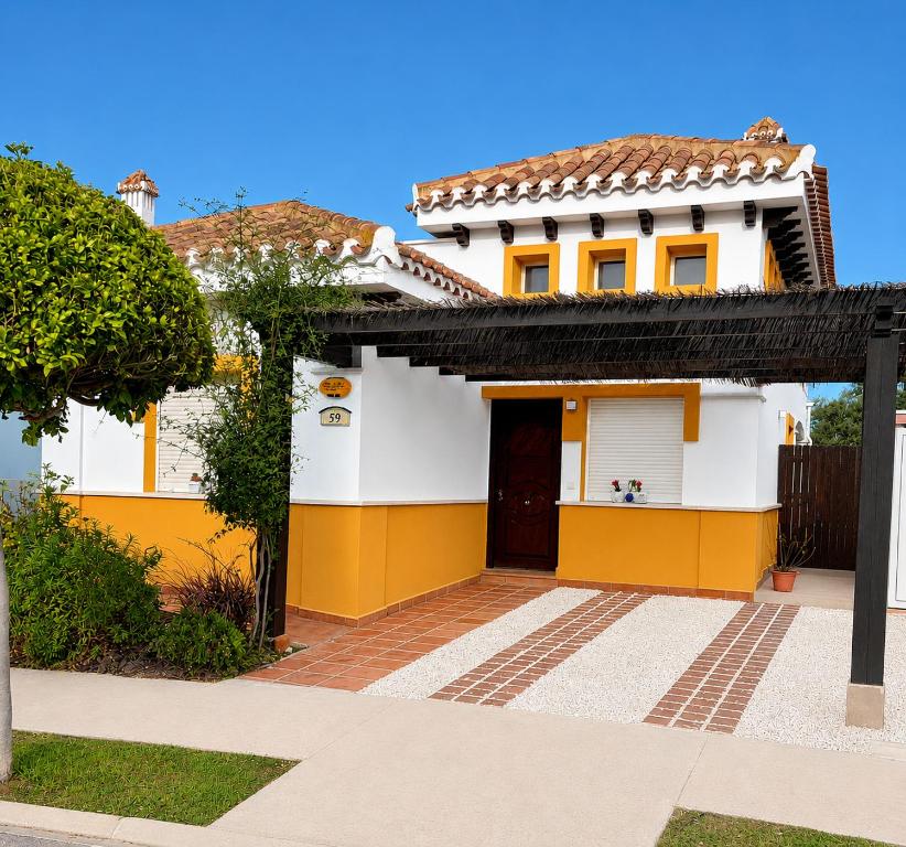 Villa Alegre, Mar Menor Golf - 2 beds - 2 baths - private heated pool - solarium - family friendly - 4
