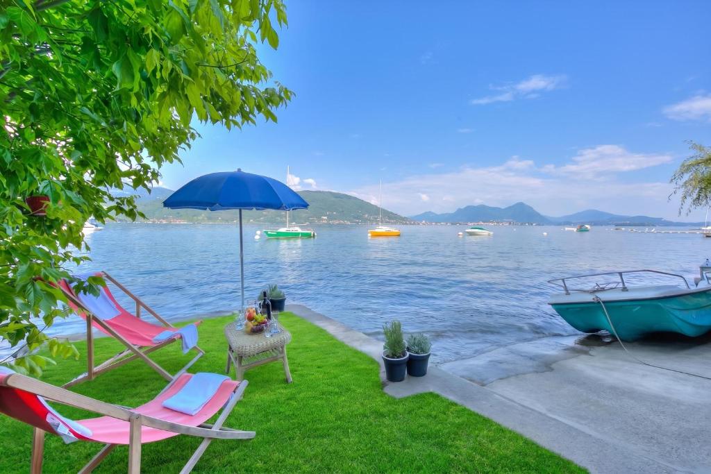 Red House: Beachfront Terrace & Private Beach - Happy Rentals - 2