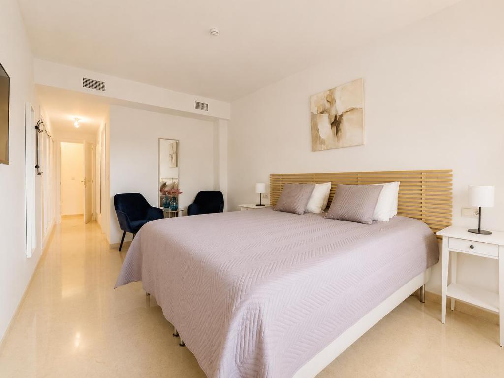 Modern Elviria Escape with Pool - 4