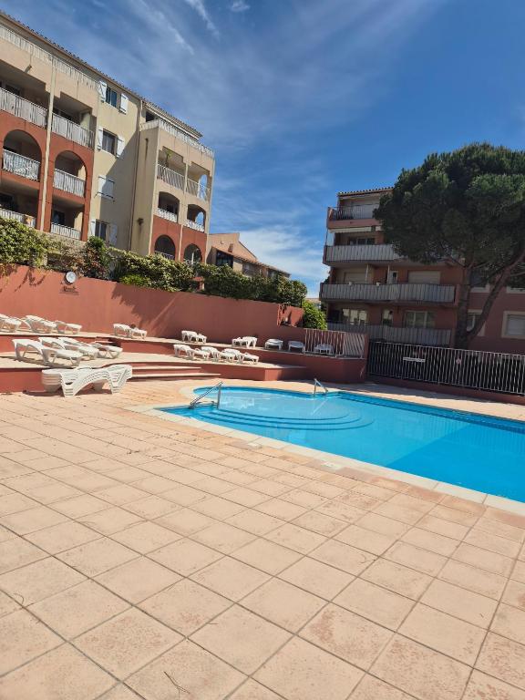 T3 renové avec piscine,terrasse et climatisation - 2