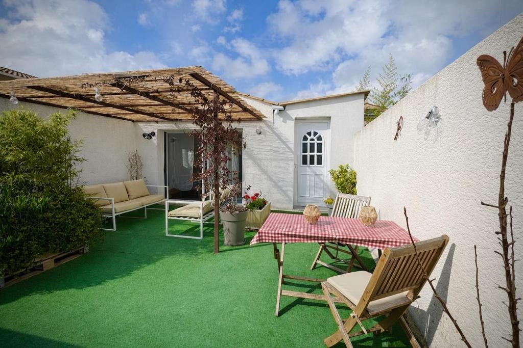 Maison avec terrasse proche piste cyclable et remparts - 1