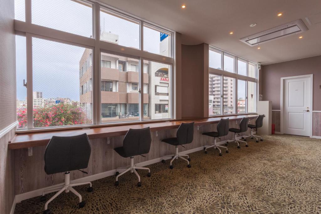 Shared lounge/TV area