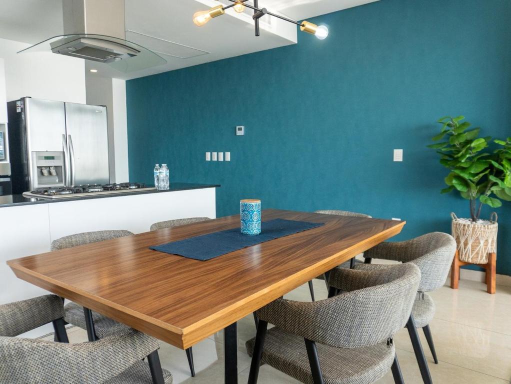 Luxury condo with balcony and front ocean view - 4
