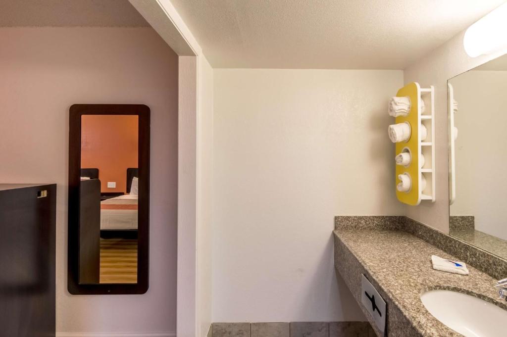 Motel 6-Clinton, OK photo