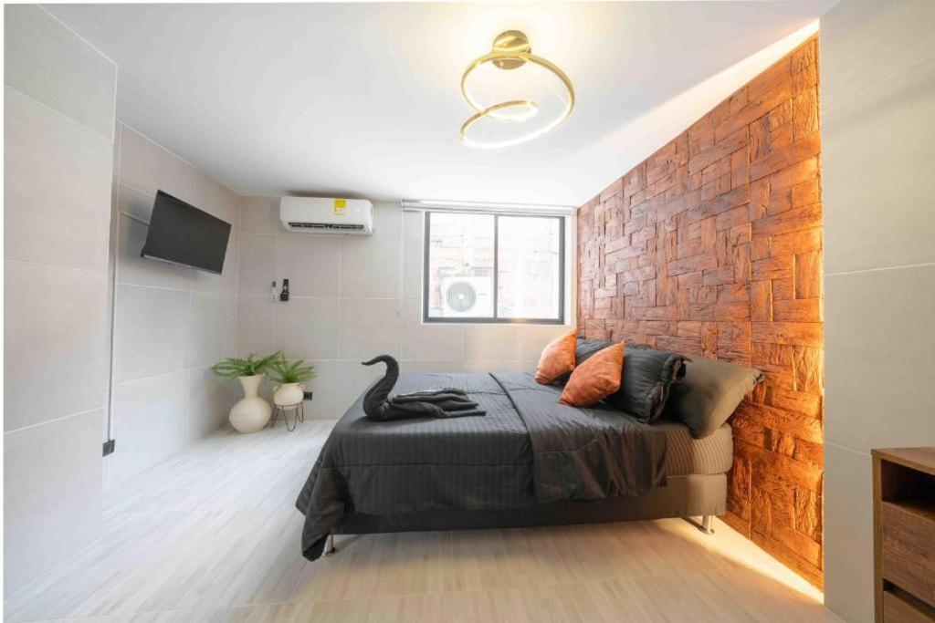 3 bedroom apartment, one block from lleras park p12 in medellin - 2