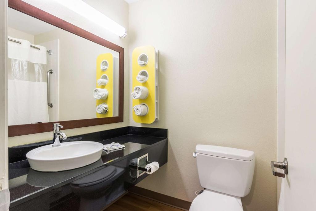 Motel 6 New Brunswick photo