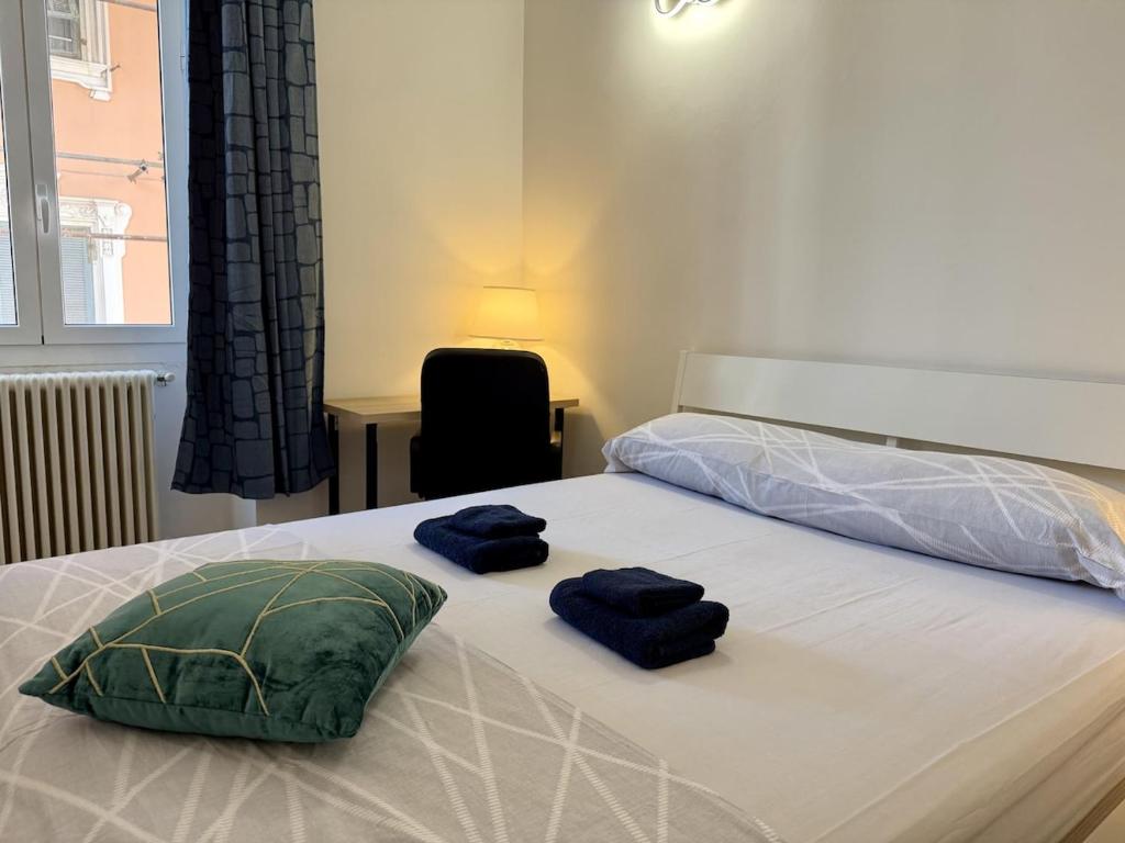 HOST4U - Luxury Beautiful Two Bedrooms Apartment front Beaches in Imperia, Casa Catalina - 2