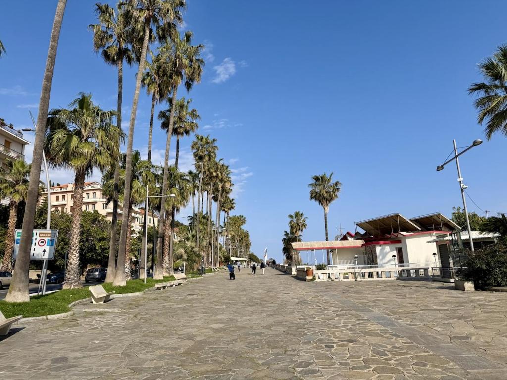 HOST4U - Luxury Beautiful Two Bedrooms Apartment front Beaches in Imperia, Casa Catalina - 4