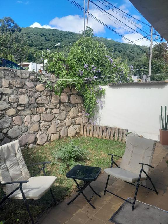 Casa con jardín y vista al cerro en Portezuelo Salta - 1