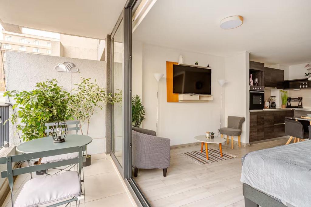 Departamento Suite moderno con ubicación privilegiada en el centro de Santiago, cercano a Palacio De La Moneda y lugares turísticos de la ciudad CON AIRE ACONDICIONADO - 1